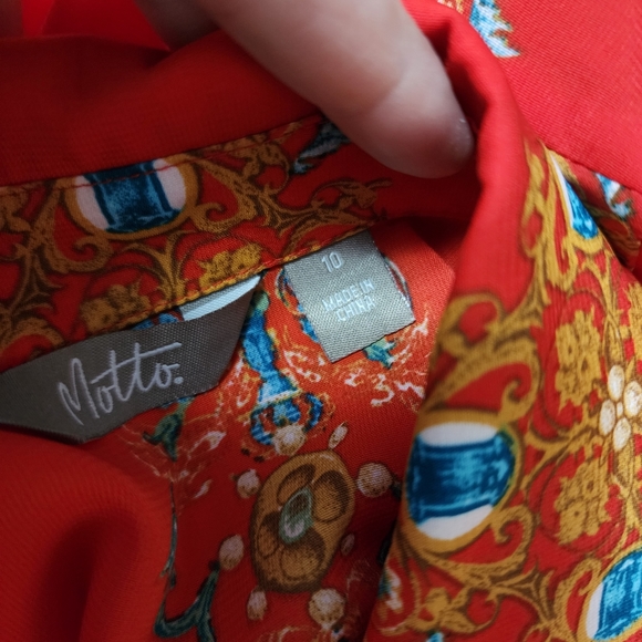 Motto Fashions Red Orange Status Print Chiffon Button Down Size 10 - Picture 7 of 9